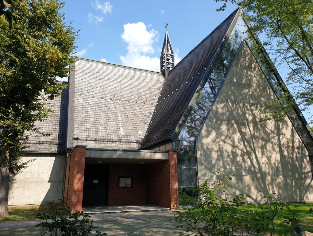 Blick auf die Kirche St. Josef (Hain)
